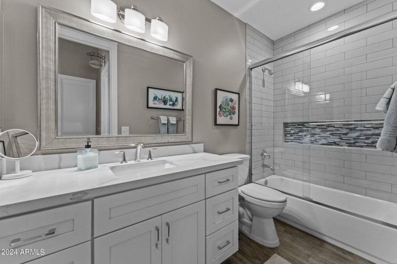2nd Bath w/tiled tub surround & niche