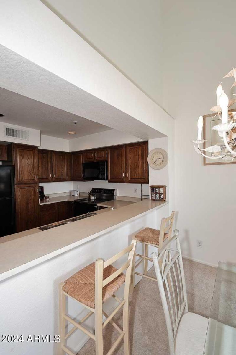 Kitchen-Breakfast Bar