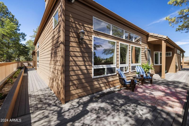 Beautiful Sitting Deck off Of L/R