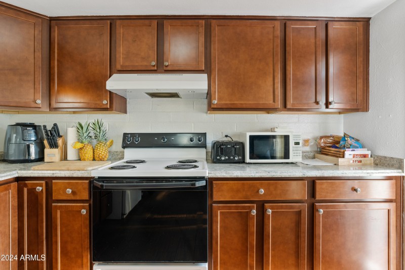 Stove/Cabinets