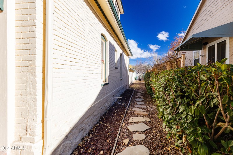 27.SideYard_02