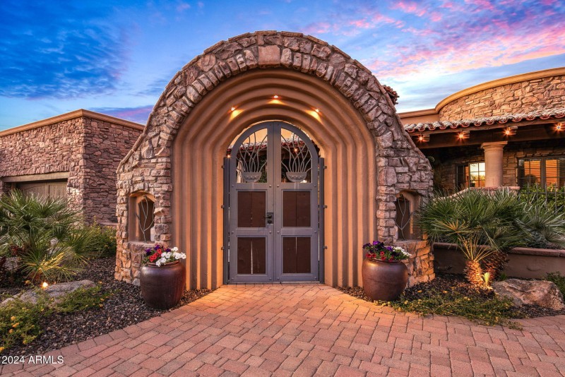 27-web-or-mls-Front Entry Way (2)