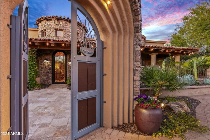 28-web-or-mls-Front Court Yard Entry (2)
