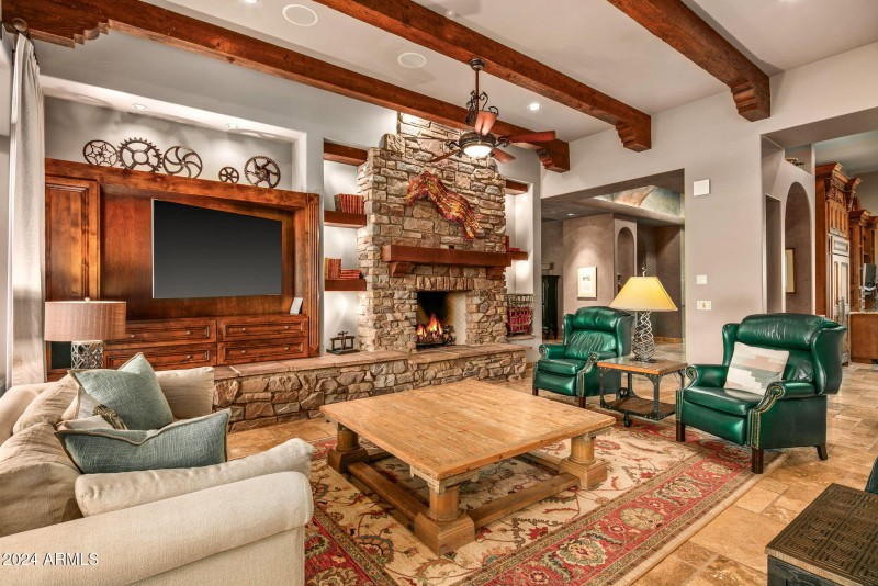 39-web-or-mls-Living Room