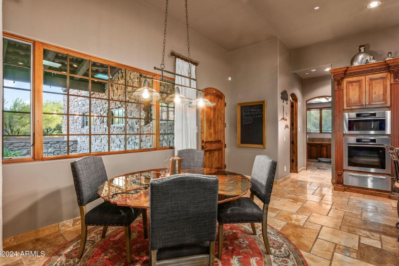 50-web-or-mls-Breakfast Nook