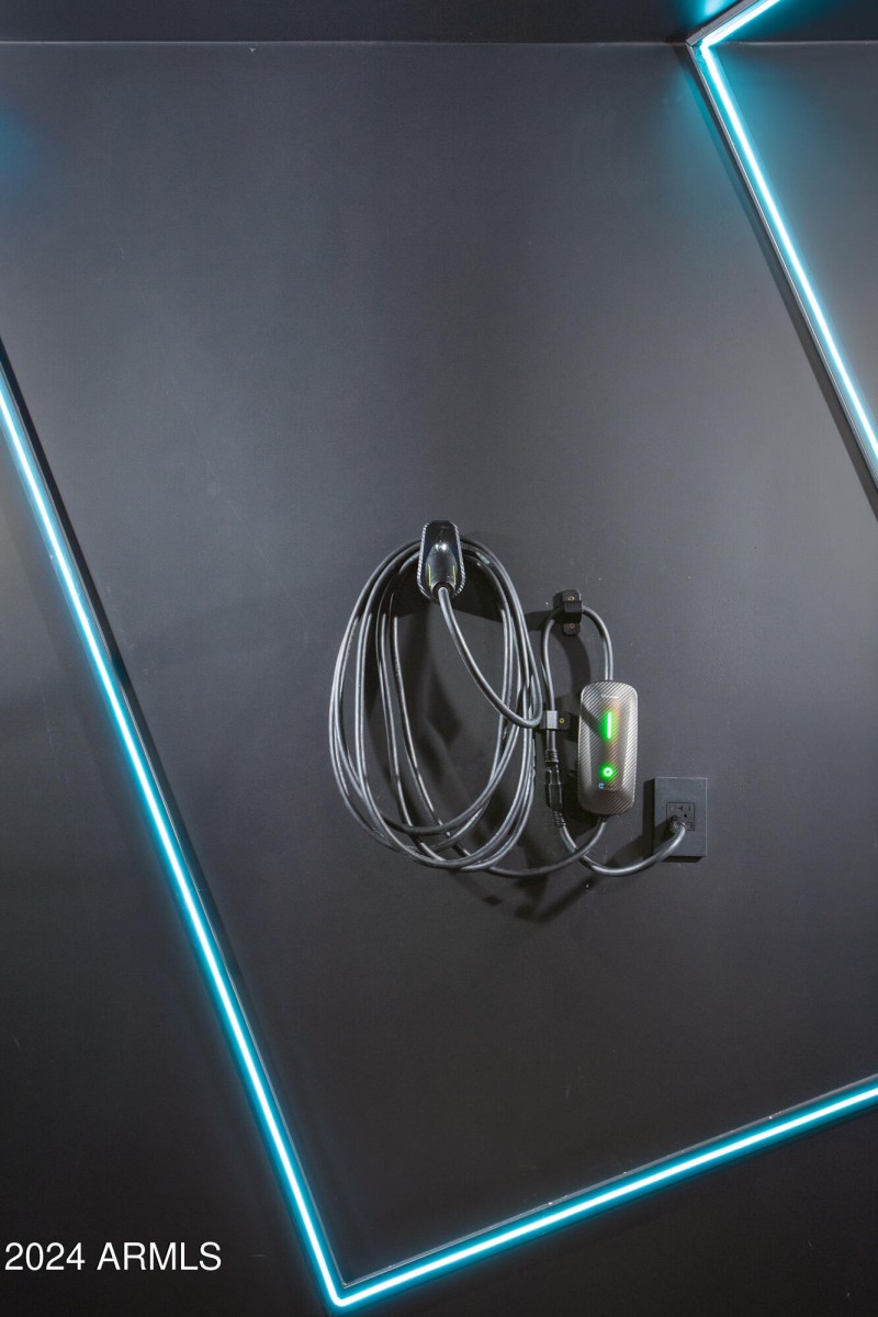E-V CAR CHARGER