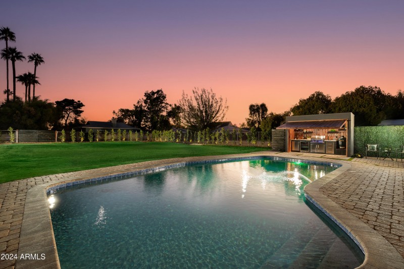 OUTDOOR PARADISE