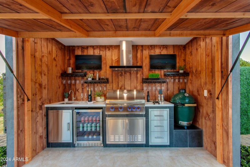 OUTDOOR KITCHEN