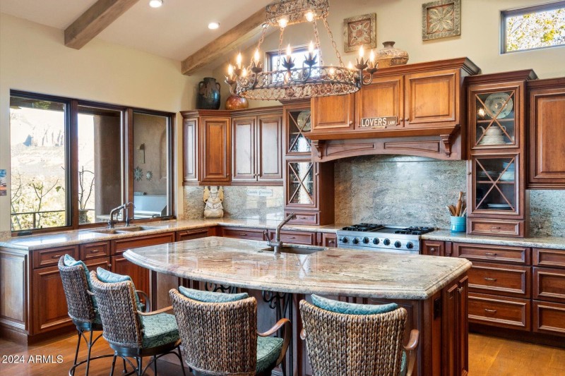 20-Kitchen w_ Breakfast Bar