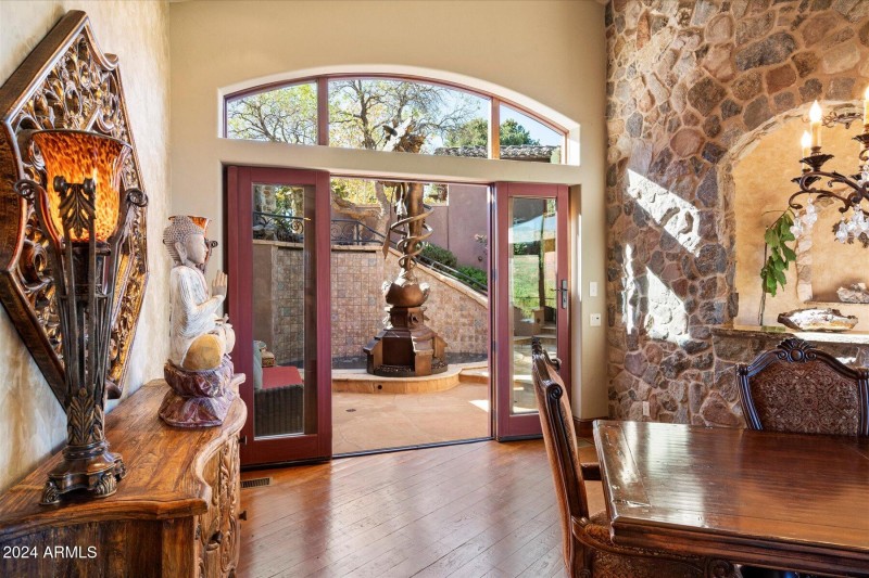 35-Dining Room to Courtyard