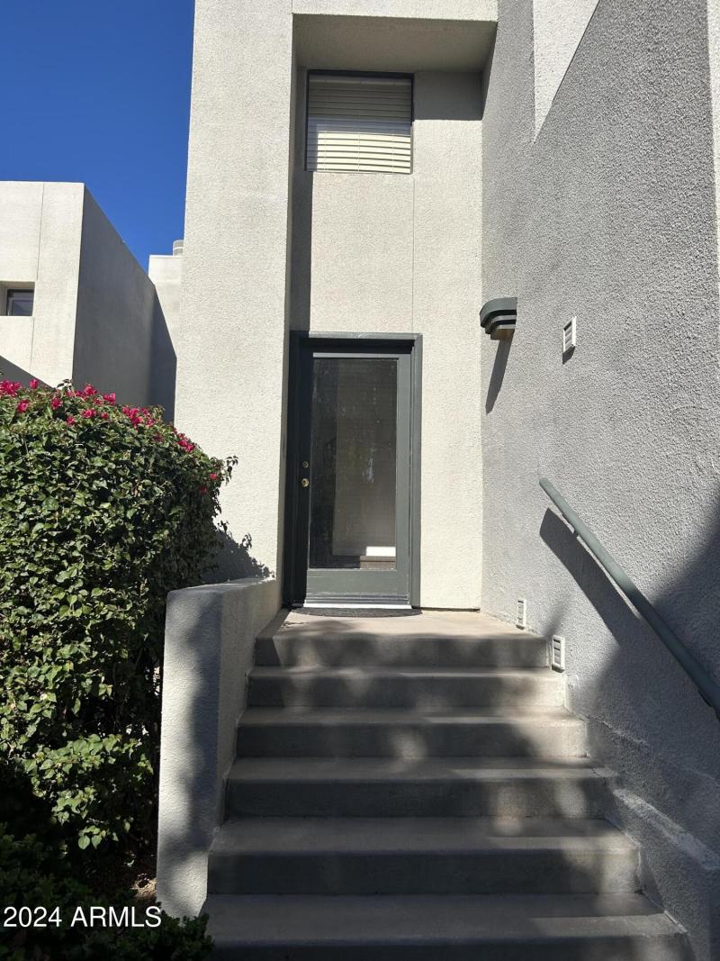 COURTYARD AREA TO FRONT DOR