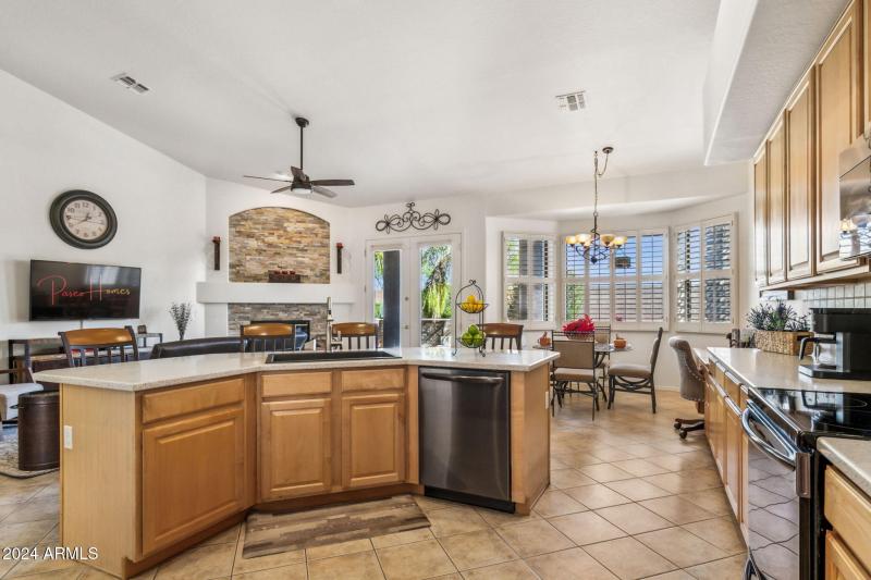 5-web-or-mls-27231-n-47th-st