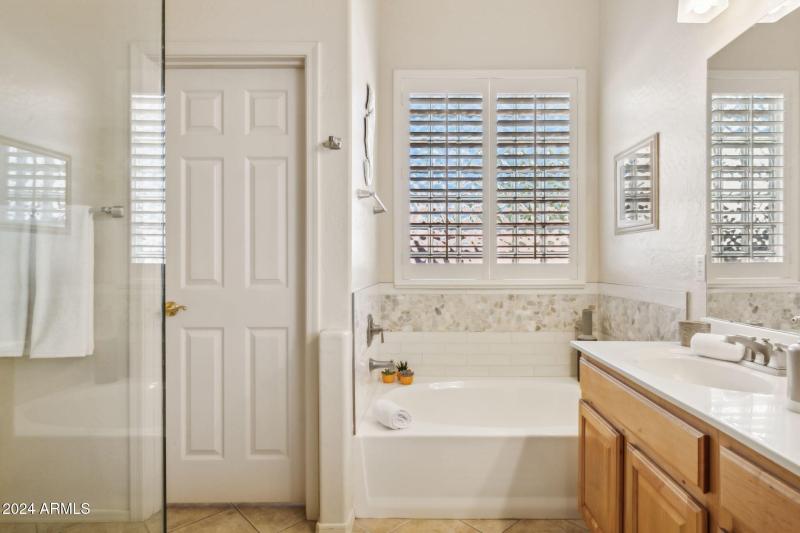 24-web-or-mls-27231-n-47th-st