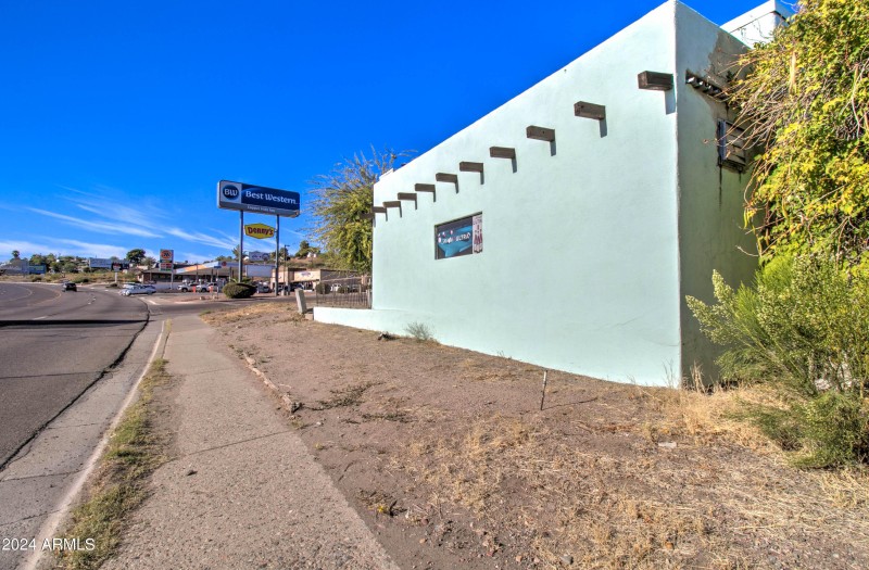1605 E Ash St-15