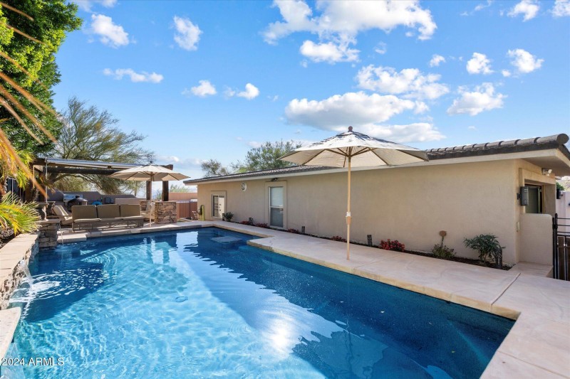 Pool with water feature