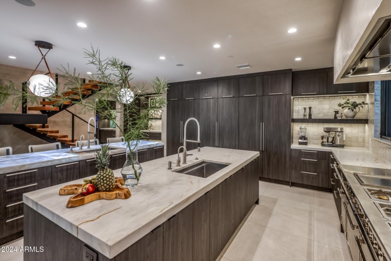 017_KITCHEN