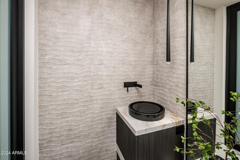 020_POWDER ROOM