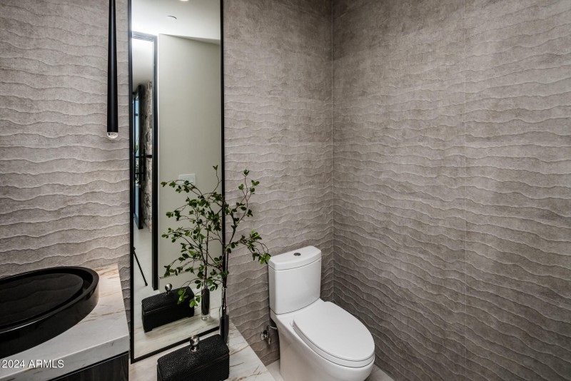 021_POWDER ROOM