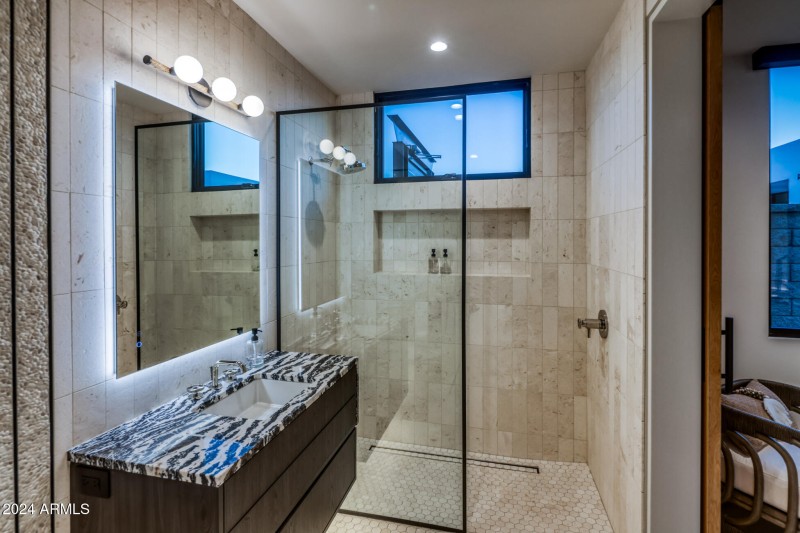 038_GUEST BATHROOM