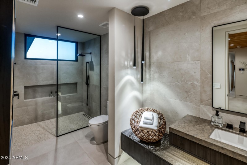 041_GUEST BATHROOM