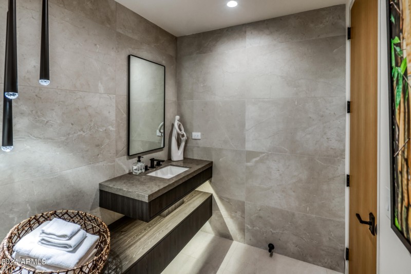042_GUEST BATHROOM