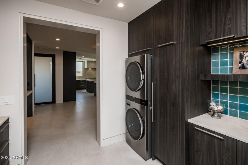 043_LAUNDRY ROOM