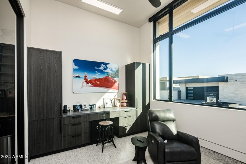 049_OFFICE