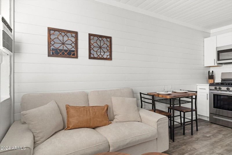 05-005-living-room