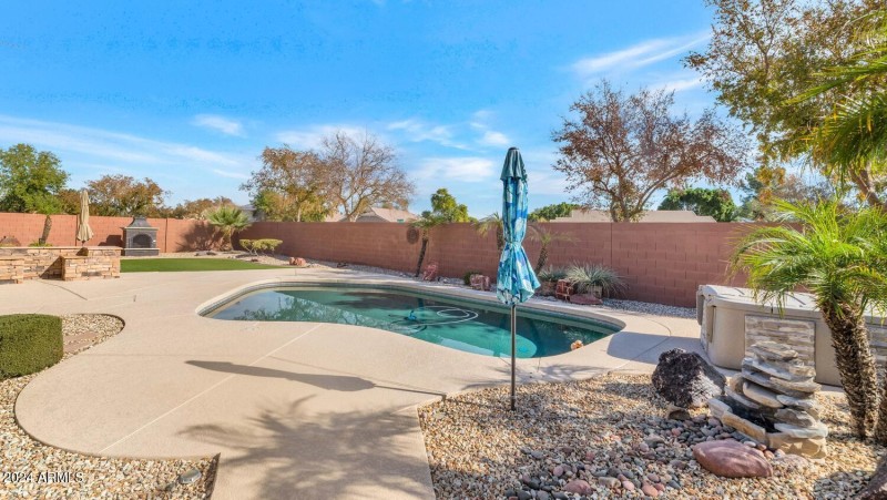4633 N 127th Dr-large-035-040-TOD9189-15