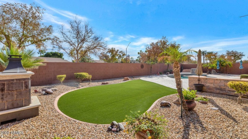4633 N 127th Dr-large-038-036-TOD9190-15