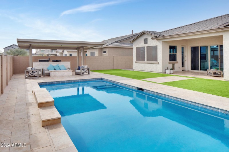 Pool w/Water Feature