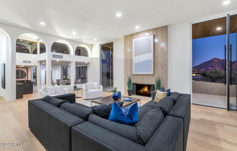 6664 N 40th St-large-016-037-6664 N 40th