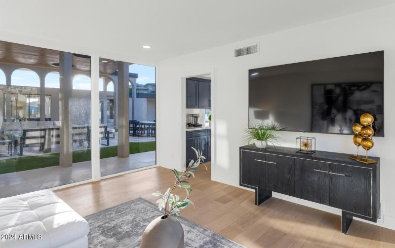 6664 N 40th St-large-032-050-6664 N 40th