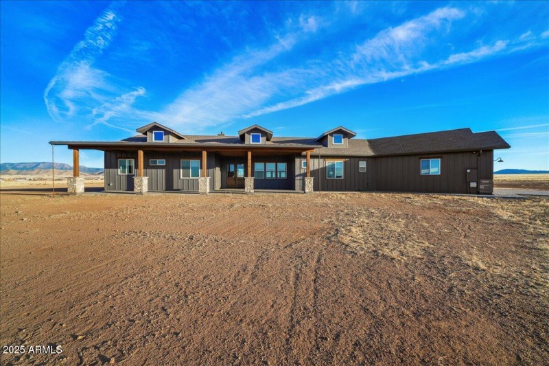 2,800 SQUARE FEET