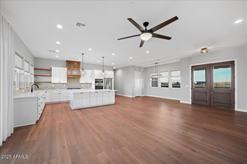 EXPANSIVE GREAT ROOM