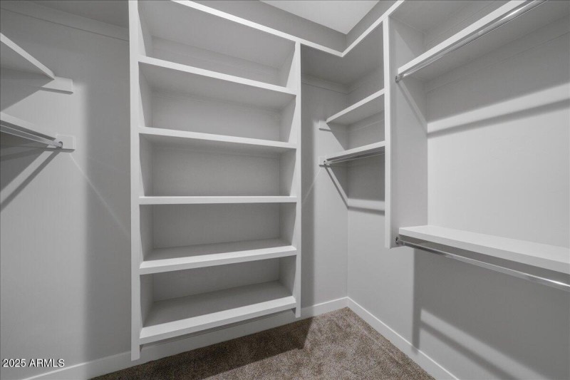 WALK IN CLOSET
