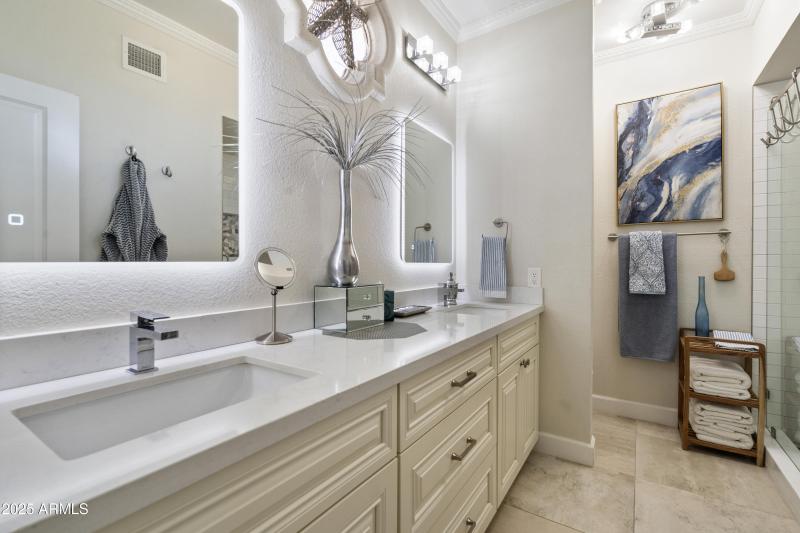 MASTER BATH W/DOULE SINKS