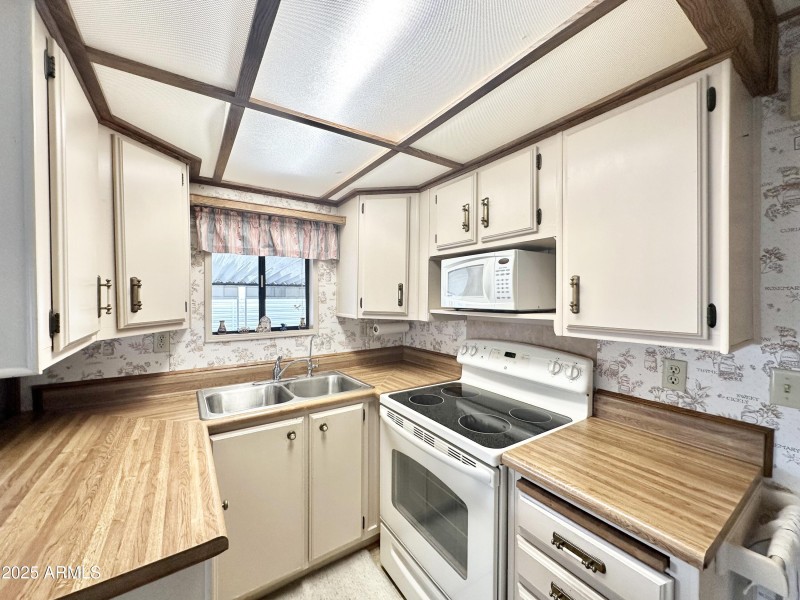 LOADS OF CABINETRY