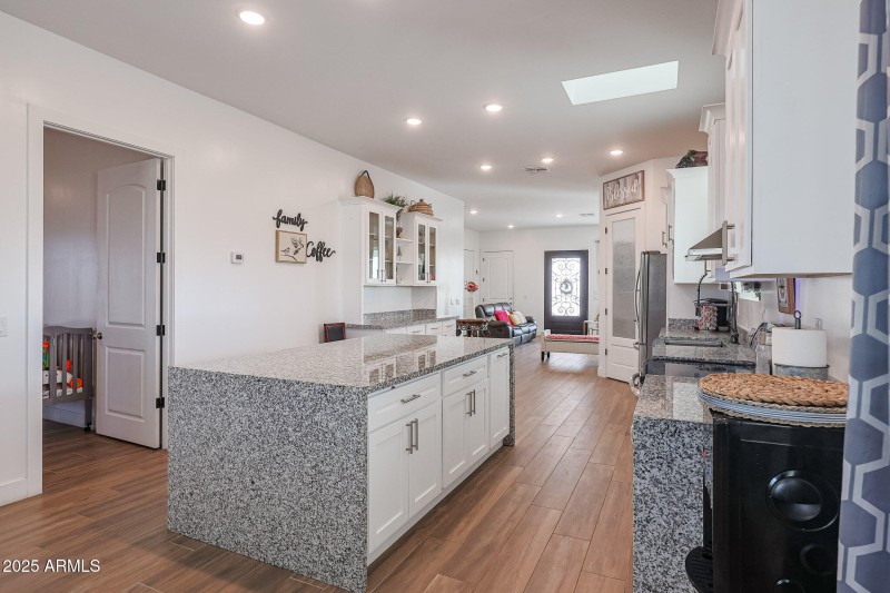 Xlarge island w/cabinets on both sides