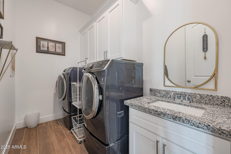 Laundry w/sink and Washer/Dryer