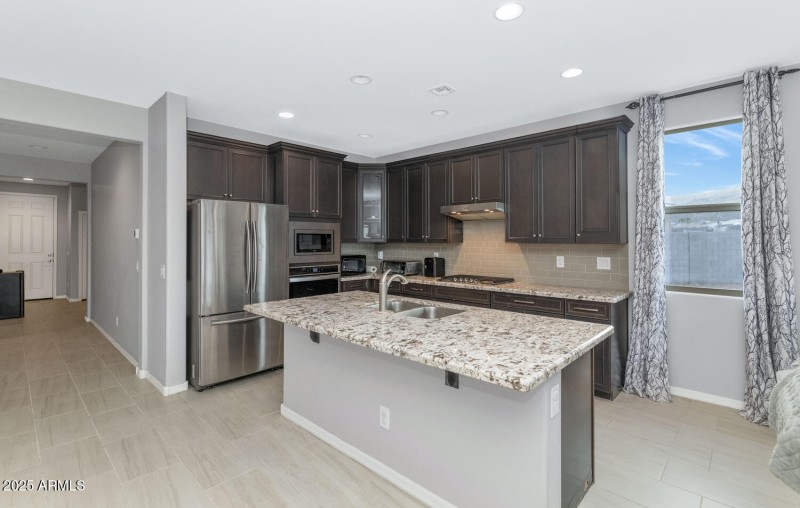 2405 E Beverly Rd-large-008-026-2405 E B