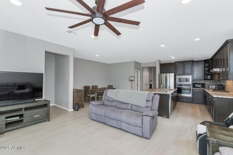 2405 E Beverly Rd-large-012-028-2405 E B