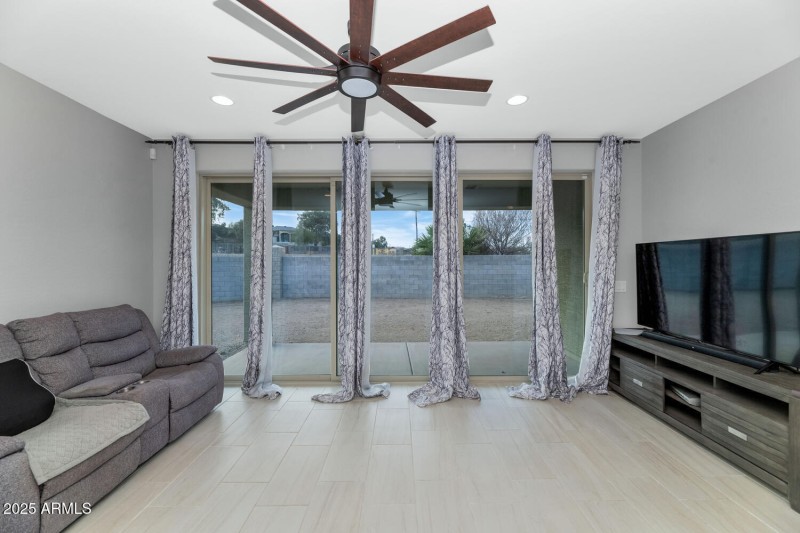2405 E Beverly Rd-large-013-023-2405 E B