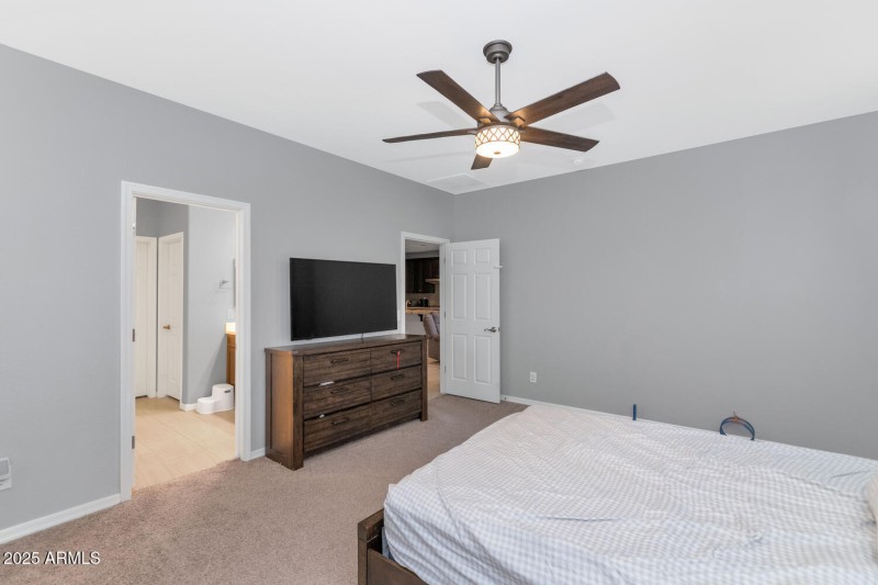 2405 E Beverly Rd-large-015-021-2405 E B
