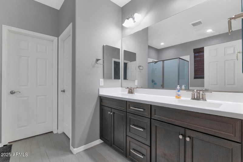 2405 E Beverly Rd-large-016-019-2405 E B