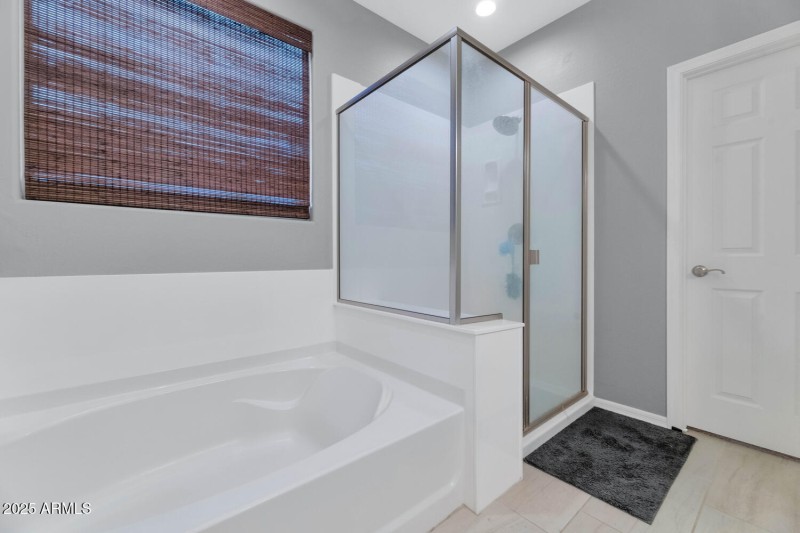2405 E Beverly Rd-large-017-024-2405 E B