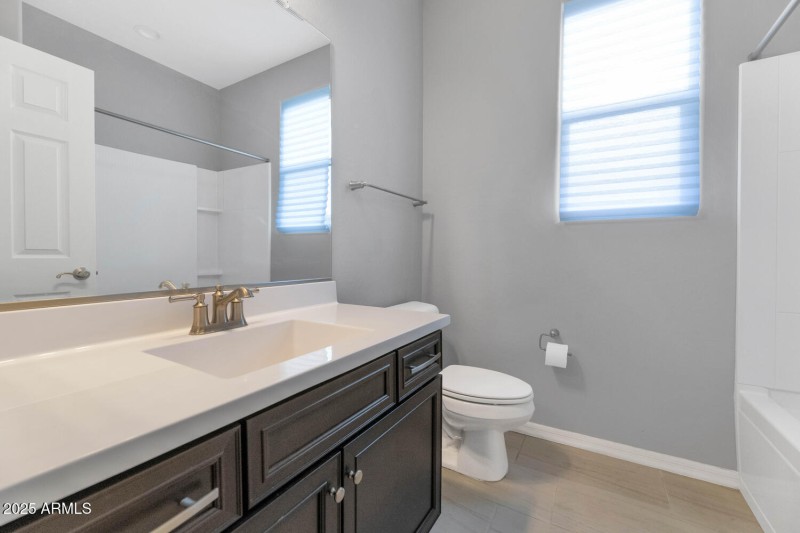 2405 E Beverly Rd-large-020-032-2405 E B