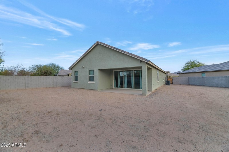 2405 E Beverly Rd-large-024-030-2405 E B