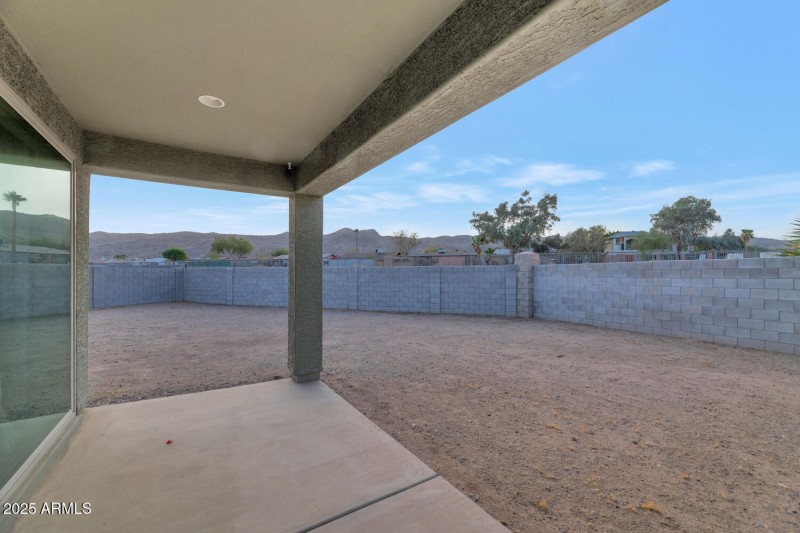 2405 E Beverly Rd-large-025-027-2405 E B
