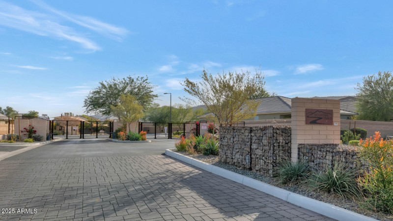 2405 E Beverly Rd-large-031-009-2405 E B